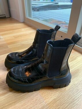 Urban Outfitters Eden Chelsea Boot